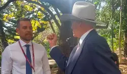 Australian lawmaker Bob Katter threatens journalist with fist at press conference: ‘Don’t say that!’